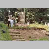 905-1328 Ostpreussenreise 2004. Der Gedenkstein in Plibischken mit den von Unbekannten freigelegten Treppenstufen.jpg